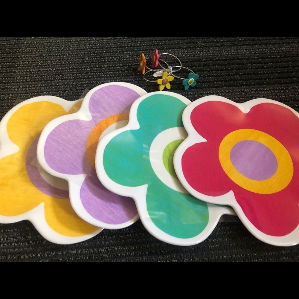 🆕 (4) Flower Design Plates and Napkin Ring Set 🌸🌼